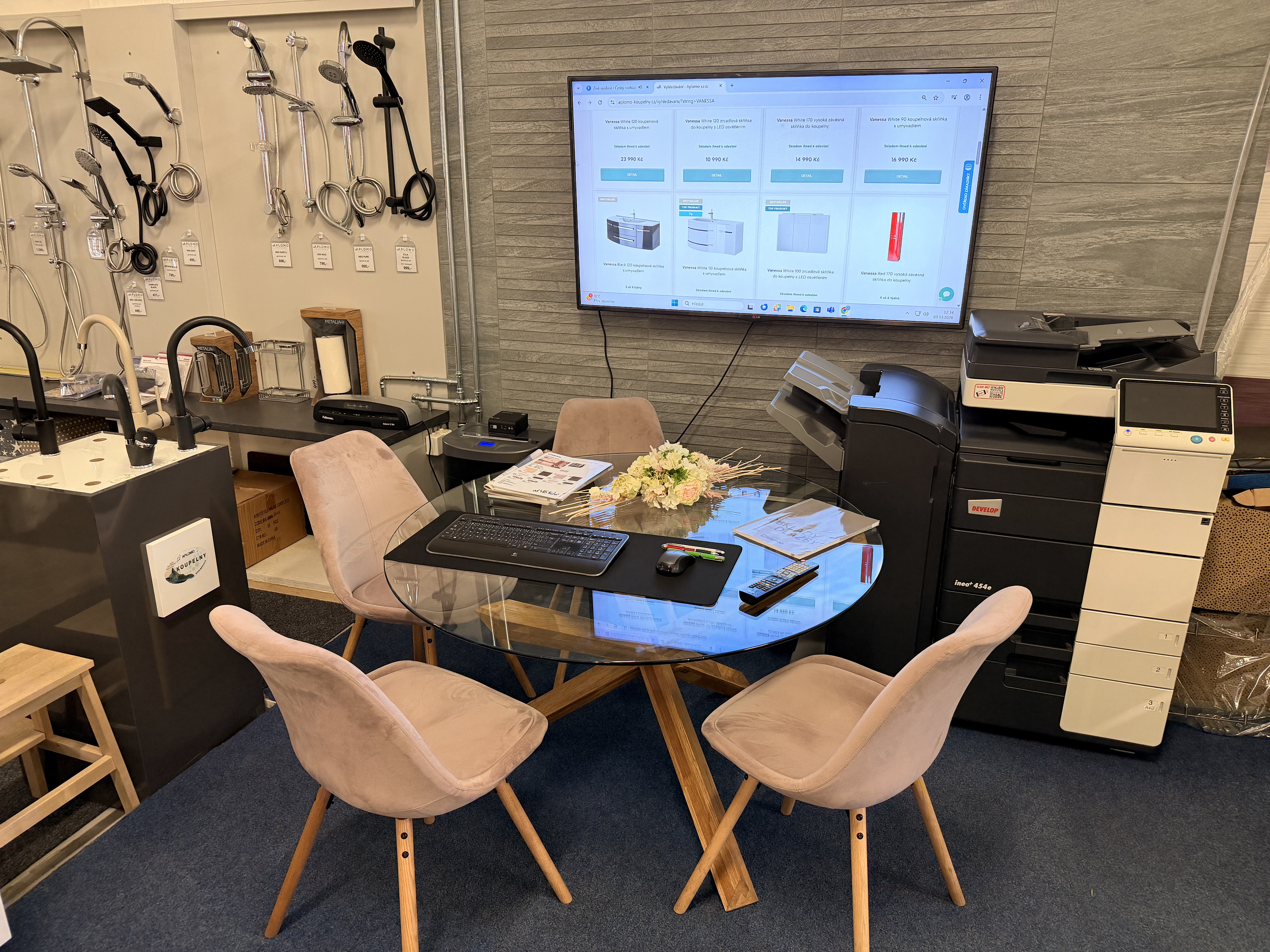 Koutek pro zákazníky v prodejně Aplomo koupelny